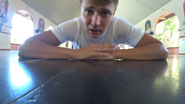 Прожил в индийском ашраме 1,5 месяца / Аскеза в кедах смотреть онлайн