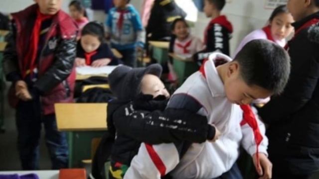 Этот 12-тилетний мальчик носит в школу своего друга уже шесть лет. И вот почему смотреть онлайн