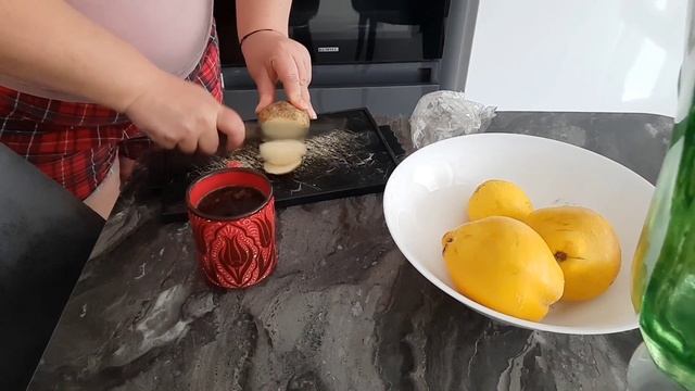 С УДОВОЛЬСТВИЕМ ЛАКОМЛЮСЬ СЫРКОМ И ПЬЮ КОФЕ смотреть онлайн