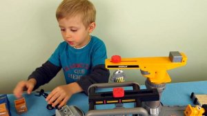 Видео для детей Грузовой порт CAT с рабочими машинками. Играем с Даником