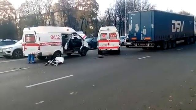 Карета скорой помощи столкнулась с фурой на улице Кирова Подольска смотреть онлайн