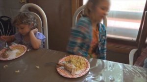 Видео для детей «Как себя вести за столом» Хорошо и плохо - многодетная семья Савченко