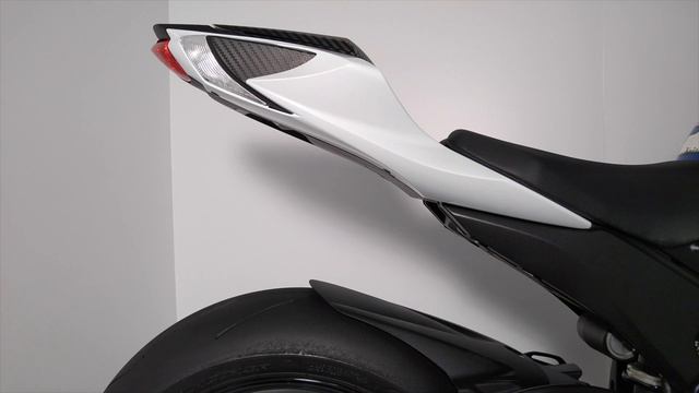 HOW TO: GSXR 600 750 1000 FENDER ELIMINATOR INSTALLATION (FLIP KIT) смотреть онлайн