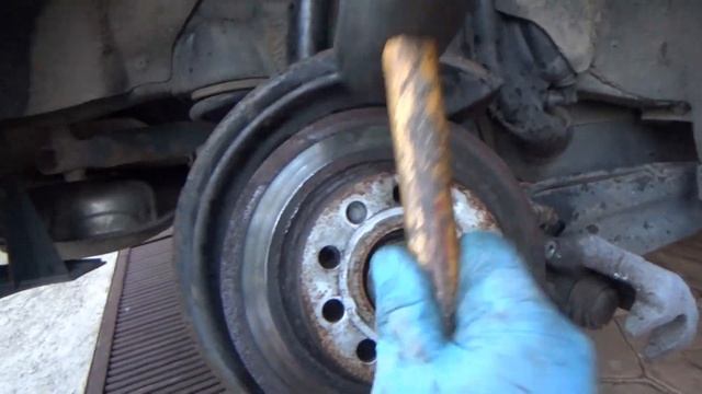 Cómo cambiar los discos y pastillas de frenos traseros en el AUDI A3 (8P) смотреть онлайн