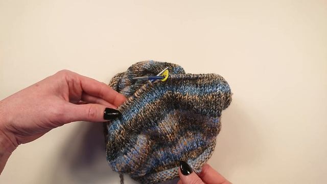 УЛЬТРАМОДНЫЙ БЕРЕТ ИЗ ПРЯЖИ СПИЦАМИ / Подробный пошаговый МК по вязанию смотреть онлайн