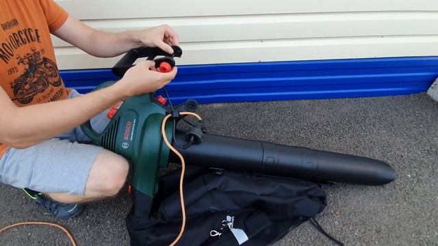 Обзор воздуходувки пылесоса Bosch UniversalGardenTidy 3000 смотреть онлайн