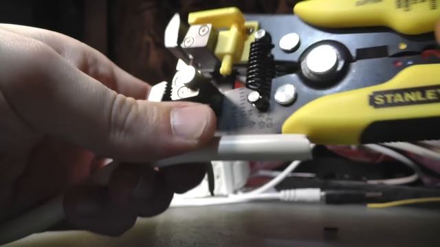 Про стриппер (Клещи для снятия изоляции). Обзор и примеры работы смотреть онлайн