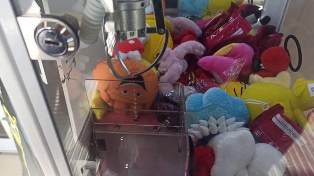 Выиграл 2 игрушки одновременно в самом маленьком автомате смотреть онлайн