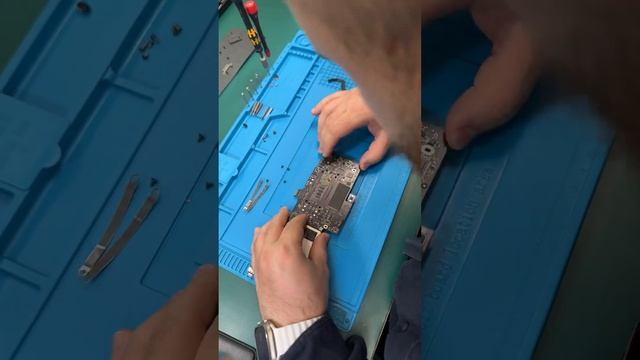 MacBook Pro 13 дюймов (А1708) заменааккумулятора, чистка системы охлаждения с заменой термопасты смотреть онлайн