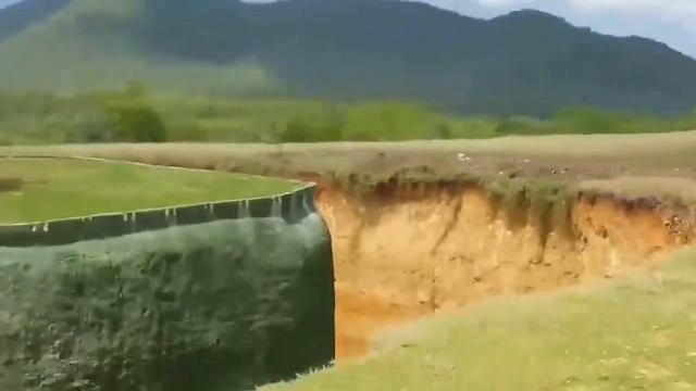 Лев в Шоке!!! Львица прыгает на туристов! смотреть онлайн