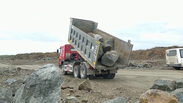 Тяжелая жизнь самосвала, Выгрузка больших камней на карьере Howo HW76 6x4 смотреть онлайн