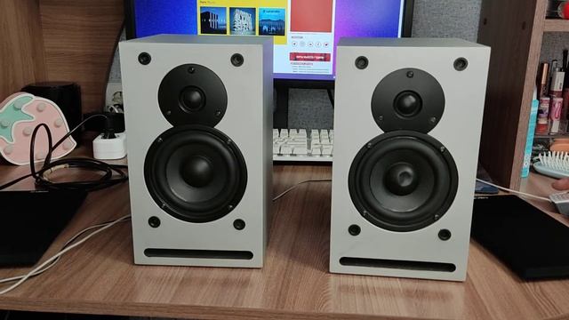 Sven 700 пассивные колонки плюс усилитель от Sven 611s.