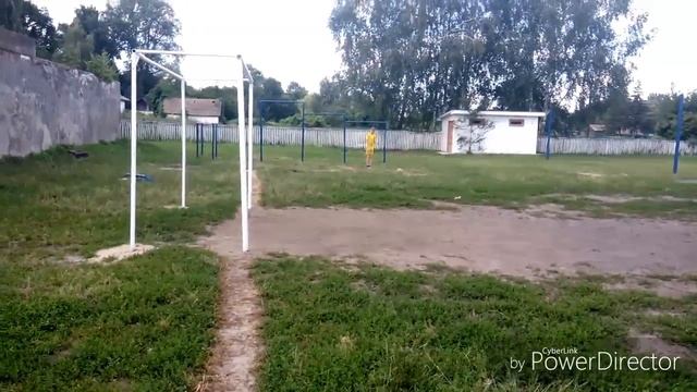 Учимся крутить мяч у ворота смотреть онлайн