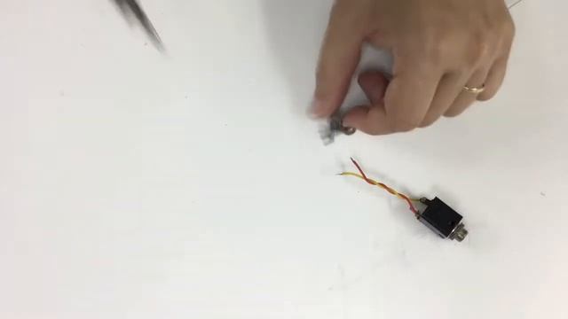 Monte um dispositivo que produz um som semelhante de Scratching no disco de vinil como feito por D смотреть онлайн