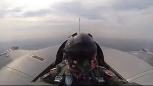 Pakistan Air Chief Sohail Aman Flying The F 16 on parade смотреть онлайн