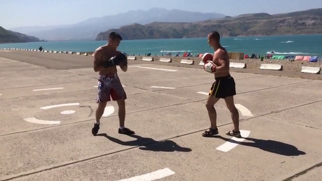 Бойцовский Клуб "СТАЛЬ" г. Калининград тренировочный процесс, на лапах руками и ногами г. Ташкент смотреть онлайн