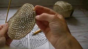 Вяжем шляпку с рафии крючком.