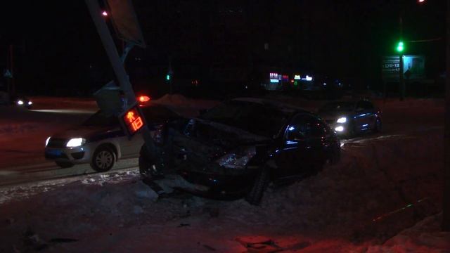 Нетрезвый водитель, убегая от ДПС, снес светофор в Барнауле смотреть онлайн