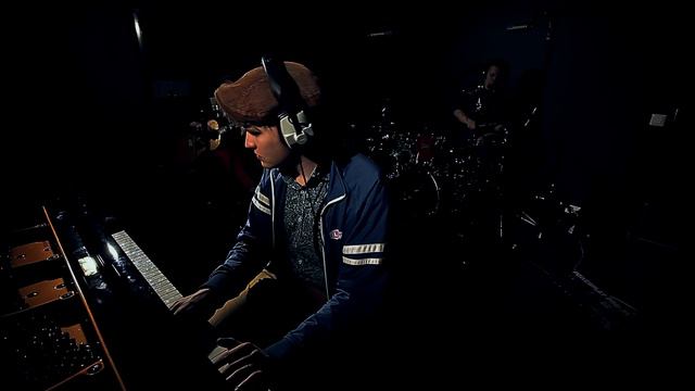 Niillas Holmberg & Roope Mäenpää - Giđđajoga baldu (Studio Music Video) смотреть онлайн