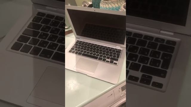 MacBook Air не включается