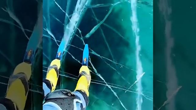 При прогулке по замёрзшему Байкалу можно услышать треск льда и такие космические звуки смотреть онлайн