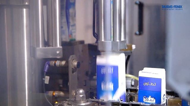 Оборудование Таурас-Феникс "РПП-3000" в Марокко / Розлив молока в упаковку с гребешком (Gable Top) смотреть онлайн