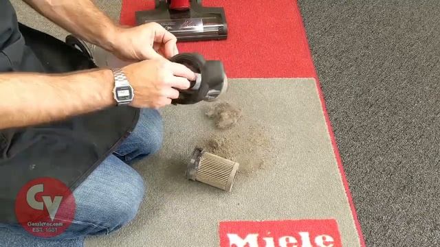 How to Empty the Dirt Cup on the Miele TriFlex смотреть онлайн