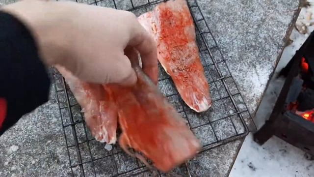 КЕФАЛЬ НА УГЛЯХ В ЗИМНЕМ ЛЕСУ смотреть онлайн