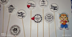 как приклеить сахарную или вафельную картинку на шпажку