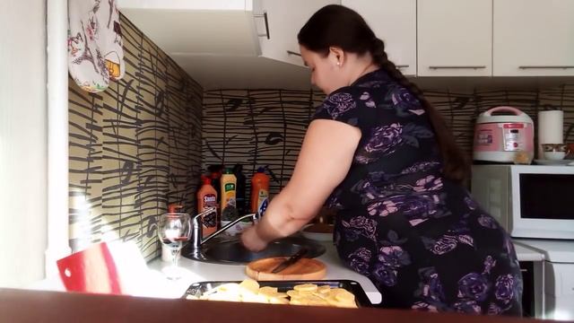 С 8 марта дорогие Жду гостей Готовлю и попиваю винишко смотреть онлайн