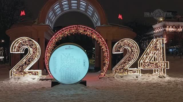 НОВЫЙ ГОД на улицах МОСКВЫ 2023-2024 .КРАСНАЯ ПЛОЩАДЬ . ГУМ ЯРМАРКА смотреть онлайн