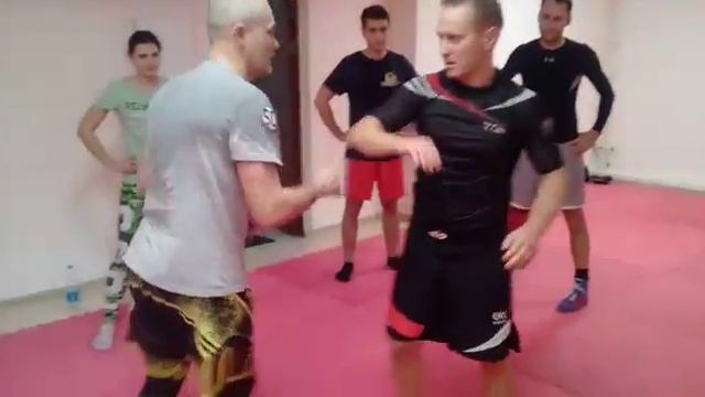 Самооборона. Тренировка. Прячемся за спину злодея смотреть онлайн