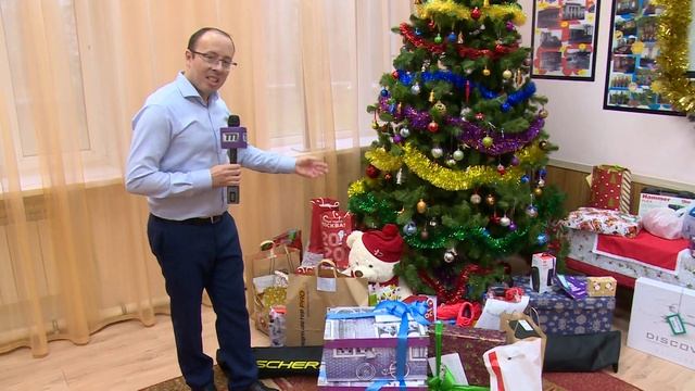 Депутаты в роли Дедов Морозов смотреть онлайн