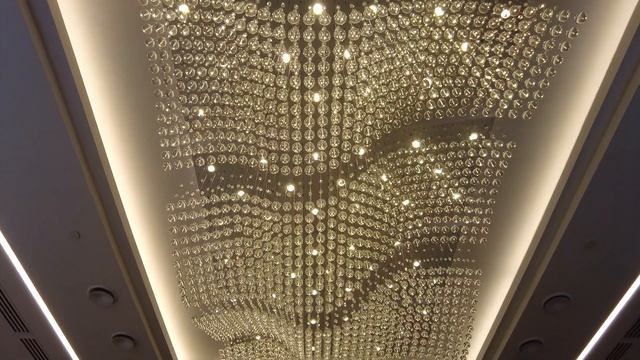 Декоративное освещение гостиницы Хилтон. Дизайнерские люстры смотреть онлайн