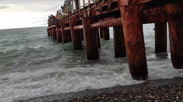 Рыбаки в Лазаревском. рыбу поймали! море 11.02.2022 смотреть онлайн