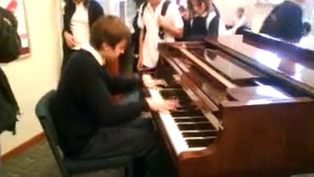 Requiem For a Dream on Grand piano in School/College смотреть онлайн