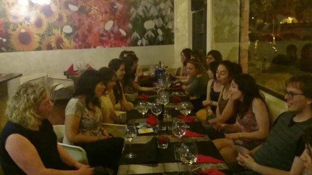 Испанки спонтанно запяват българска песен смотреть онлайн