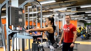 Отжимания на брусьях в тренажере гравитрон