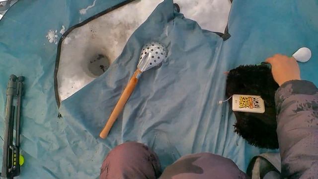 удачная рыбалка возле порта. Очень сильная плотва и подлещик на мормышку. смотреть онлайн