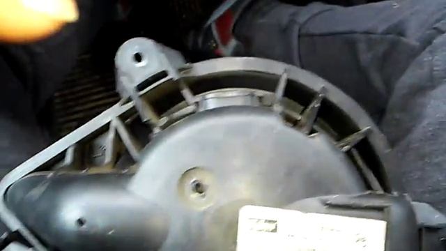 Снятие и частичная разборка мотора печки Пежо 406 смотреть онлайн