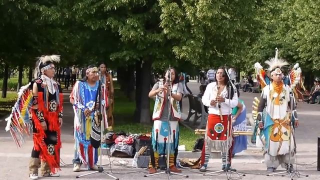 Индейская этническая музыка в Москве. Эквадорский ансамбль Camuendo Marka смотреть онлайн