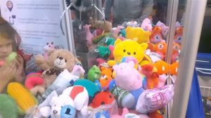 НЕРЕАЛЬНО ВЕЗЕТ в АВТОМАТ С ИГРУШКАМИ ! Выиграли много ИГРУШЕК из АВТОМАТА ! КОНКУРС КОМУ ИГРУШКУ !