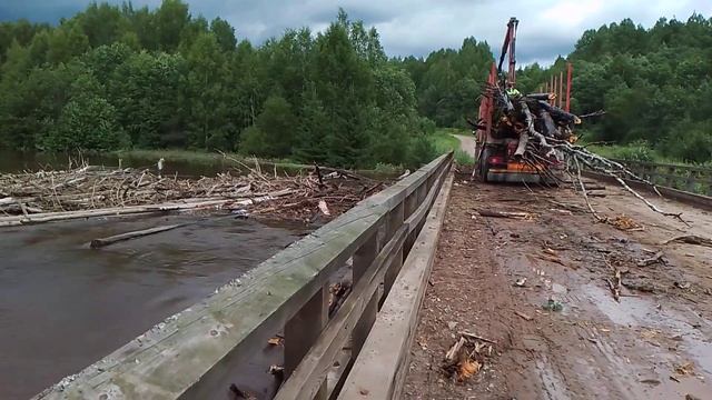 МОСТ В ПЯТИ КМ ОТ ОКТЯБРЬСКОГО, ОНЕГО-ЛЕСПРОМОВСКИЙ "ВОЛЬВО" РАЗГРЕБАЕТ ЗАВАЛ смотреть онлайн