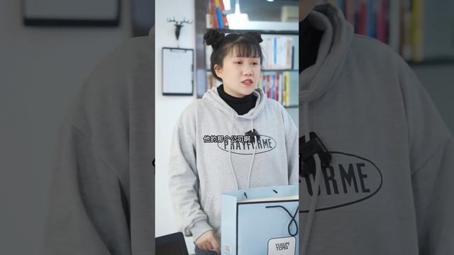 老板让下属订飞机票去见客户，下属却说最后一班已经订完，不料洋子直接开来直升机送她【洋子来啦】 смотреть онлайн