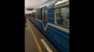 Прибытие метропоезда на станцию Технологический Институт-2, Первая линия