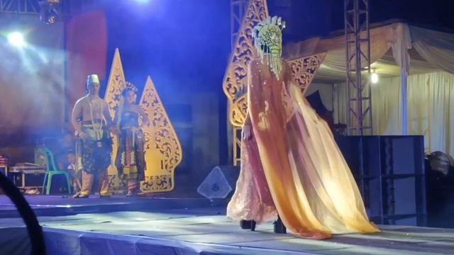 Model FALLS during Wonosobo Wedding Fashion Show (Java, September 2022) смотреть онлайн
