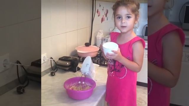 Ангелина готовит вафельные трубочки