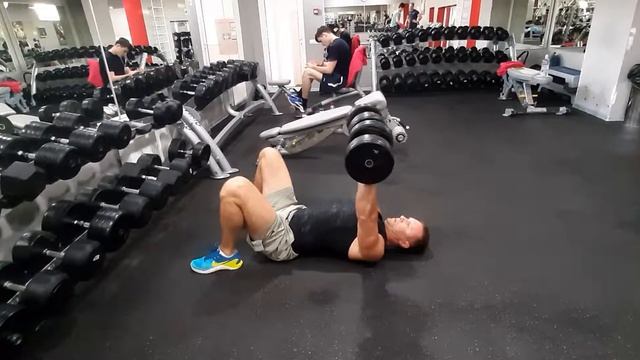 Жим гантелей лёжа на полу смотреть онлайн
