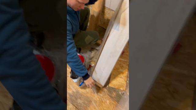 Как клеить плитку на стены? смотреть онлайн