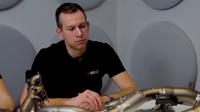 Exclusif : visite du service course Akrapovic ! смотреть онлайн